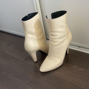 Stunning Saint Laurent off-white fall boots! Hardly worn!! Size 38 1/2 (7.5/8)